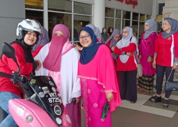 SARLINAWATI Abd. Mues (kiri) bersalam dengan penganjur Program Mahabah Kasih, Nur Diana Hashim di hadapan  Plaza Angsana Johor Bahru Mall, Johor Bahru.