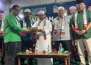 ANNUAR Musa semasa berucap pada Majlis Pelancaran Tawaran Calon PN PRK Nenggiri di Markaz Tarbiah Renok di Gua Musang, Kelantan, semalam. UTUSAN/AIMUNI TUAN LAH.