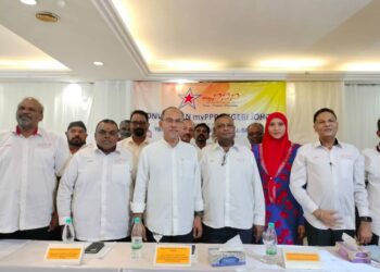 LOGA BALA MOHAN (dua dari kanan) bersama Md. Jais Sarday (tiga dari kiri) ketika menghadiri Konvensyen MyPPP Negeri Johor di Kluang.