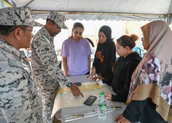 ANGGOTA Maritim Malaysia) memberi penerangan kepada ahli keluarga mengenai Op Carilamat mangsa bot karam dipercayai dilanggar tongkang di APMM Zon Maritim Kemaman, Kemaman, hari ini.  - UTUSAN/PUQTRA HAIRRY ROSLI