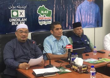 MOHAMED Fadzli Hassan (kiri) semasa sidang media di Pejabat Pas Gua Musang, Kelantan hari ini-ROSMIZAN RESDI.