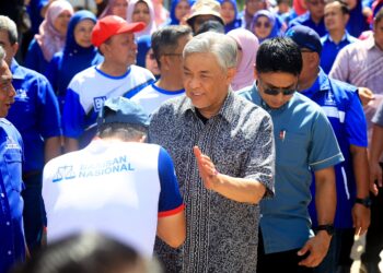 AHMAD Zahid Hamidi bersalam dengan salah seorang penyokong BN pada Majlis Temu Mata di Kampung Limau Kasturi, Gua Musang, Kelantan.-UTUSAN/KAMARUL BISMI KAMARUZAMAN.