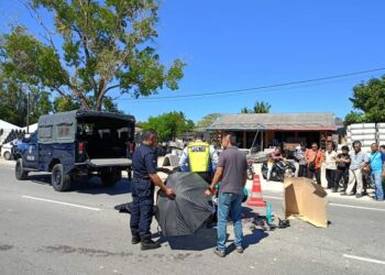 ANGGOTA polis memeriksa mayat Che Muhamamad Faiz Che Mazuki yang maut setelah motosikal ditunggangi merempuh sebuah lori di Jalan Kubur Shariff, Gong Badak, Kuala Nerus, hari ini.