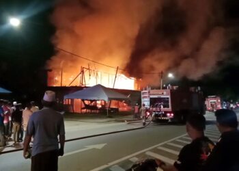 KEADAAN restoran nasi Arab milik  Muhammad Abdulatef yang terbakar di Kampung Tok Jering, Kuala Nerus, malam.tadi. - UTUSAN/TENGKU DANISH BAHRI TENGKU YUSOFF