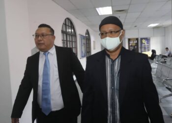 ABDUL AZIZ Husin (kanan) didakwa menerima rasuah sebanyak 33,870.10 daripada dua individu pada 2022 dan 2023 di Mahkamah Sesyen Johor Bahru.