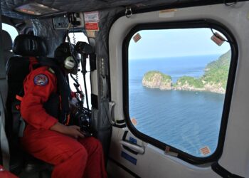 ANGGOTA bomba membantu Op Carilamat 
dua mangsa bot karam yang hilang dari udara di perairan Kemaman, Kemaman, semalam. - UTUSAN/PUQTRA HAIRRY ROSLI