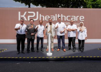 SYED MOHAMED Syed Ibrahim (tengah) bergambar bersama-sama kepimpinan pengurusan KPJ Healthcare di hadapan logo baharu kumpulan perubatan itu di Hospital Pakar Johor, Johor Bahru.