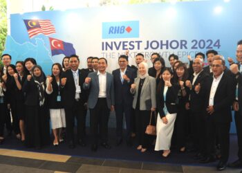 ONN HAFIZ Ghazi (tengah) bergambar dengan para peserta Invest Johor 2024: The Next Growth Epicentre di Hotel Marina Forest City, Iskandar Puteri.