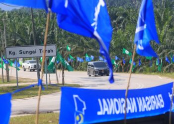 PERANG bendera antara parti yang bertanding semakin rancak terutama di Sungai Terah, Gua Musang, Kelantan-UTUSAN/KAMARUL BISMI KAMARUZAMAN.