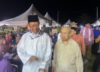 TENGKU Razaleigh Hamzah (kanan) hadir ke Program Perasu Berselawat di Perkarangan Pejabat Felda Perasu di Gua Musang, Kelantan.UTUSAN/AIMUNI TUAN LAH.