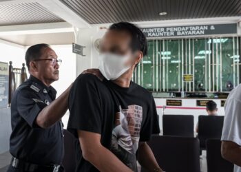 TERTUDUH mengaku tidak bersalah di Mahkamah Sesyen, Alor Gajah, Melaka atas pertuduhan melakukan amang seksual dan rogol terhadap anak tirinya. - UTUSAN/SYAFEEQ AHMAD