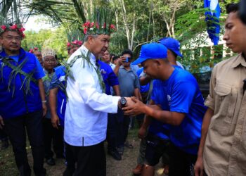 AHMAD Zahid Hamidi (kiri) beramah mesra dengan masyarakat Orang Asli di Pos Pulat, Gua Musang, Kelantan-UTUSAN/KAMARUL BISMI KAMARUZAMAN