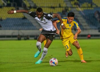 PEMAIN TFC, Ismaheel Akinade (kiri) diasak pemain Sri Pahang FC dalam saingan Liga Super di Stadium Sultan Mizan Zainal Abidin, Kuala Nerus, malam ini. - UTUSAN/PUQTRA HAIRRY ROSLI