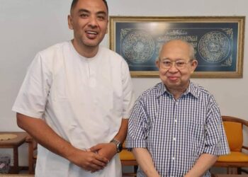 MOHD. NOOR HELMY Abdul Halem (kiri) bersama bekas Ahli Parlimen Gua Musang, Tengku Razaleigh Hamzah di Nenggiri, Gua Musang, Kelantan.