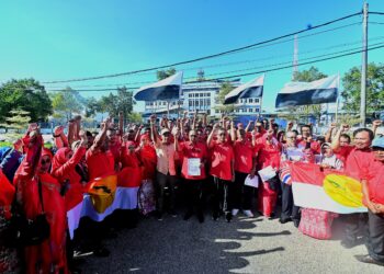 MOHAMMAD FAKHRUDDIN Mohd. Ariff (tengah) membuat laporan polis terhadap Muhyiddin Yassin di Ibu Pejabat Polis Daerah (IPD) Pekan di Pekan, Pahang. - FOTO/SHAIKH AHMAD RAZIF