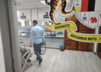 MOHD. Roslan Zakaria yang didapati bersalah melakukan kesalahan salah guna kuasa keluar dari Mahkamah Sesyen Kuala Terengganu, hari ini.- UTUSAN/TENGKU DANISH BAHRI TENGKU YUSOFF