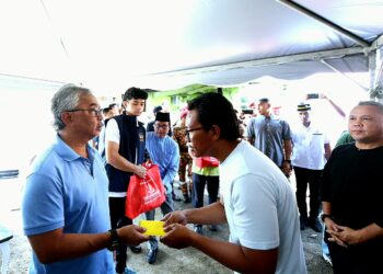 AL-SULTAN Abdullah Ri’ayatuddin Al-Mustafa Billah Shah (kiri) mencemar duli menyampaikan sendiri sumbangan kepada mangsa kebakaran di Taman Kempadang Makmur di Kuantan, Pahang. - FOTO/SHAIKH AHMAD RAZIF