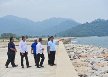 AKMAL Nasrullah Mohd. Nasir (kanan) melawat projek pemulihan muara Sungai Paka yang telah siap di Paka, Dungun, hari ini. - UTUSAN/PUQTRA HAIRRY ROSLI