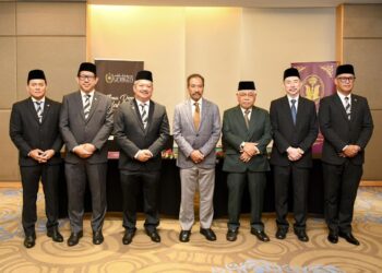 SULTAN Mizan Zainal Abidin (tengah) bergambar kenangan bersama wakil UniSZA dan YDSM selepas majlis menandatangani MoU di Kuala Lumpur, hari ini.