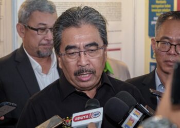 JOHARI Abdul Ghani bercakap kepada pemberita ketika ditemui selepas Majlis Perasmian PKPKS 2024 di sebuah hotel di Banda Hilir, Melaka. - UTUSAN/SYAFEEQ AHMAD