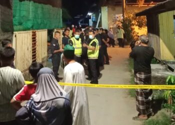 ANGGOTA polis melakukan siasatan kematian Suhaizan Awang yang ditemukan mati di rumahnya di Kampung Batu Enam, Kuala Nerus, malam tadi. - UTUSAN/TENGKU DANISH BAHRI TENGKU YUSOFF