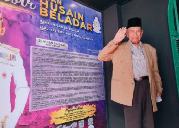 HUSAIN Beladar bergambar di hadapan pintu masuk galeri memoirnya di Muzium Penjara, Banda Hilir, Melaka. - UTUSAN/MUHAMMAD SHAHIZAM TAZALI