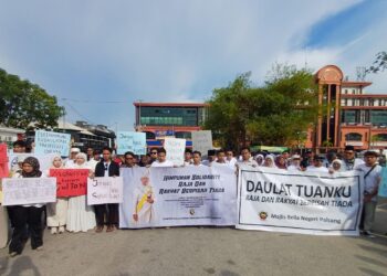 ANAK muda Pahang berhimpun pada Himpunan Solidariti Raja dan Rakyat Berpisah Tiada di Masjid Sultan Ahmad 1 di Kuantan, Pahang.