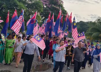 PEGAWAI serta para penuntut KKJ menyertai perarakan mengibar Jalur Gemilang sempena Program Ambang Kemerdekaan Peringkat KKJ 2024 di Johor Bahru. Gambar oleh Baazlan Ibrahim.