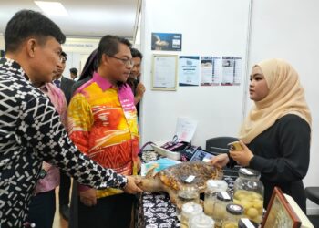 MUSTAPHA Sakmud (dua dari kiri) diberi penerangan mengenai kempen pemuliharaan penyu selepas merasmikan Program 'Global Young Leaders Summit 2024' di UMT, Kuala Nerus, hari ini. - UTUSAN/KAMALIZA KAMARUDDIN