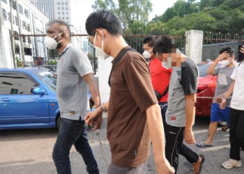 S. JIVEEN (kiri), Pui Wei Hao (dua dari kiri), Chu Chien (berbaju merah) dan Lo Shaw Jie (kanan) didakwa mengedar hampir 60 kilogram dadah di Mahkamah Majistret Johor Bahru.