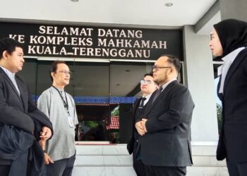 MAT Salleh Jalani (dua kiri) berbual bersama barisan peguamnya di Mahkamah Tinggi Kuala Terengganu, hari ini. - UTUSAN/TENGKU DANISH BAHRI TENGKU YUSOFF