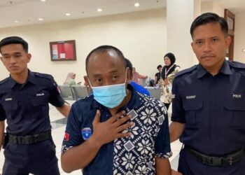 ZAINOOR Juma'at didakwa di Mahkamah Sesyen Muar hari ini atas pertuduhan melakukan amang seksual ke atas pelajar perempuan berusia 16 tahun, bulan lalu.