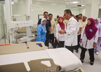 DZULKEFLY Ahmad (dua, kanan) meninjau fasiliti dan alatan pemeriksaan kesihatan pada Majlis Penyerahan Projek Kesihatan Hospital Dungun, Klinik Kesihatan Paya Datu dan Klinik Kesihatan Kota Putera di Hospital Dungun, Dungun hari ini. - UTUSAN/PUQTRA HAIRRY ROSLI