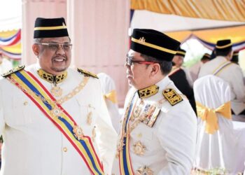 AB. RAUF Yusoh (kiri) bersama bekas Ketua Menteri, Datuk Seri Sulaiman Md. Ali pada Istiadat Penganugerahan Darjah, Bintang dan Pingat Kebesaran Negeri Melaka Sempena Sambutan Hari Jadi Ke-75 Yang Dipertua Negeri di Balai Istiadat Seri Negeri, Ayer Keroh, Melaka.