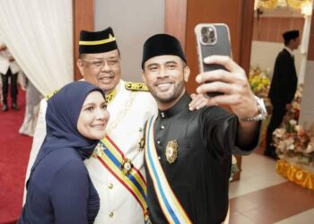 REMY Ishak (kanan) berswafoto bersama Ketua Menteri, Datuk Seri Ab. Rauf Yusoh pada Istiadat Penganugerahan Darjah, Bintang dan Pingat Kebesaran Negeri Melaka Sempena Sambutan Hari Jadi Ke-75 Yang Dipertua Negeri di Balai Istiadat Seri Negeri, Ayer Keroh, Melaka.