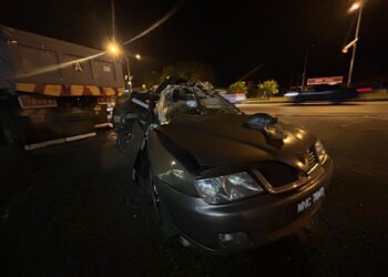 DUA lelaki maut apabila kereta dinaiki jenis Proton Waja dinaiki mereka terbabas dan merempuh lori di bahu jalan di Batu 8, Jalan Gambang-Kuantan di Kuantan, Pahang.