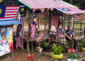 RAZAK Daud mengimbau kenangan bersama replika rumah Felda ketika mula menjejakkan kaki ke tanah rancangan di Felda Jengka 24 di Jerantut, Pahang.