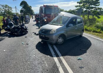 KEADAAN motosikal berkuasa tinggi jenis BMW dan Perodua Viva yang terlibat dalam kemalangan di Kampung Baru, Kuala Besut, Besut, hari ini. - UTUSAN/WAN ZURATIKAH IFFAH WAN ZULKIFLI