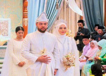 PASANGAN pengantin anggun mengenakan persalinan berwarna putih di istiadat bersanding di Balai Mahkota, Istana Abdulaziz di Kuantan, Pahang.