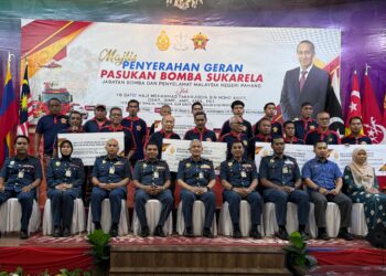 WAN MOHAMMAD ZAIDI Wan Isa (duduk, tengah) bersama sebahagian anggota Pasukan Bomba Sukarela (PBS) bersempena Majlis Penyerahan Geran PBS di Ibu Pejabat JBPM Pahang di Kuantan, Pahang.