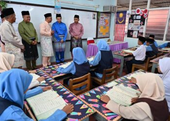 TENGKU Muhammad Ismail Sultan Mizan Zainal Abidin (dua kanan) ditemani Ahmad Samsuri Mokhtar melawat kelas al-Quran selepas melancarkan Program Al-Quran Di Hati di SK Serada, Kuala Terengganu, hari ini. - UTUSAN/PUQTRA HAIRRY ROSLI