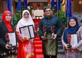 SHARIFAH RAFIDAH Wan Alwi, (kiri), Naomie Salim,  Faizuan Abdullah dan Norah Md Noor menunjukkan anugerah yang dimenangi masing-masing pada Majlis Anugerah Khidmat Kecemerlangan dan Penghargaan UTM 2024 di UTM Johor Bahru.