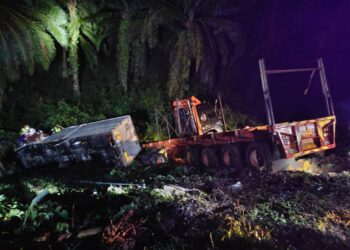 DUA buah lori terbabas ke dalam gaung setelah terlibat kemalangan di Jalan Utama Bukit Damar, Lanchang di Temerloh, Pahang. - FOTO/IPD TEMERLOH