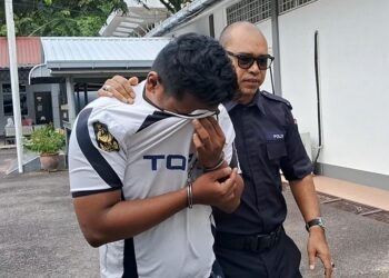 MUHAMMAD Faris Zaharuddin Mohd. Fadli yang mengaku tidak bersalah mencabul penumpang wanita dibawa keluar dari Mahkamah Majistret, hari ini. - UTUSAN/NIK NUR IZZATUL HAZWANI NIK ADNAN