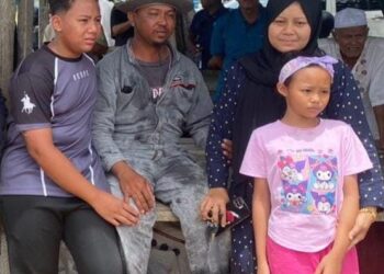 TENGKU Khairul Asmawi Nizam Tengku Hassan (dua, kanan) disambut isteri dan anak-anaknya sebaik tiba di Pangkalan Raja, Tanjung Sura Hujung, Dungun, hari ini. - UTUSAN/NIK NUR IZZATUL HAZWANI NIK ADNAN