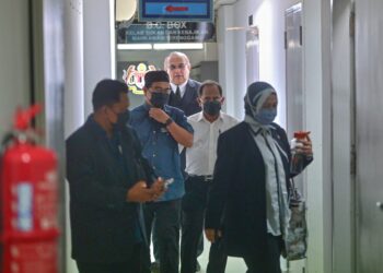 MOHAMAD Zahari Harun (dua, kanan) dan isterinya Lydia Irmawati Mahmud (kanan) mengaku bersalah menerima suapan serta menipu agihan zakat di Mahkamah Sesyen Kuala Terengganu, hari ini. - UTUSAN/PUQTRA HAIRRY ROSLI