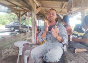 TENGKU Khairul Asmawi Nizam Tengku Hassan menceritakan detik cemasnya apabila bot gentian kaca miliknya mengalami kerosakan ketika keluar memancing di perairan Dungun,  Pulau Tenggol, Dungun, hari ini. - UTUSAN/NUR IZZATUL HAZWANI NIK ADNAN