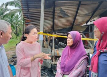 WONG SHU QI (dua dari kiri) menemui mangsa kebakaran, Aminah Jimin di Kampung Sembrong Dalam di Kluang.