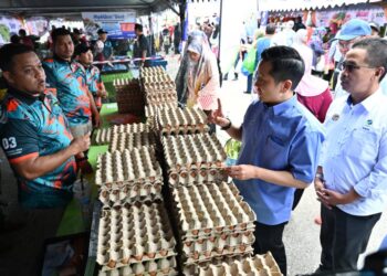 ABDUL Rashid Bahri (kanan) menemani Arthur Joseph Kurup (dua, kanan) melawat gerai Karnival di Jualan Agro Madani Mega Negeri Terengganu 2024 di Gong Badak, Kuala Nerus, hari ini. - UTUSAN/PUQTRA HAIRRY ROSLI