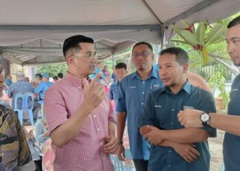 AZMIN ALI (dua dari kiri) berbual dengan Sahruddin Jamal (kanan) dan Ketua Bersatu Bahagian Kluang, Mohamad Nor Linggan (dua dari kanan) ketika hadir pada taklimat persiapan PRK DUN Mahkota di Bilik Gerakan utama PN di Kampung Melayu, Kluang.